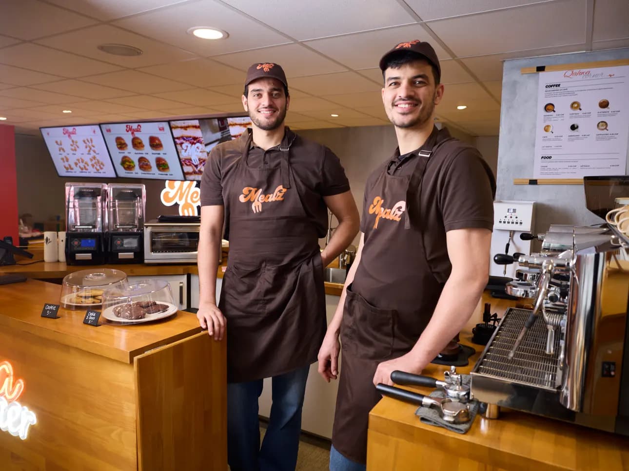 Les deux frères fondateurs de Mealz dans le restaurant Lausanne Centre