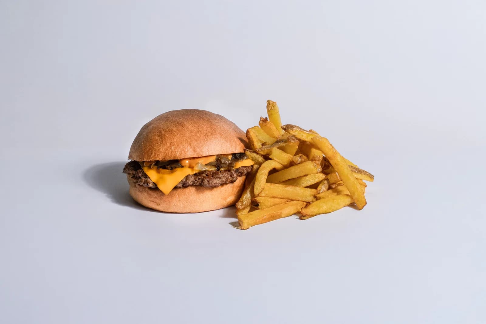 Burger et frites photographiés pour MEALZ